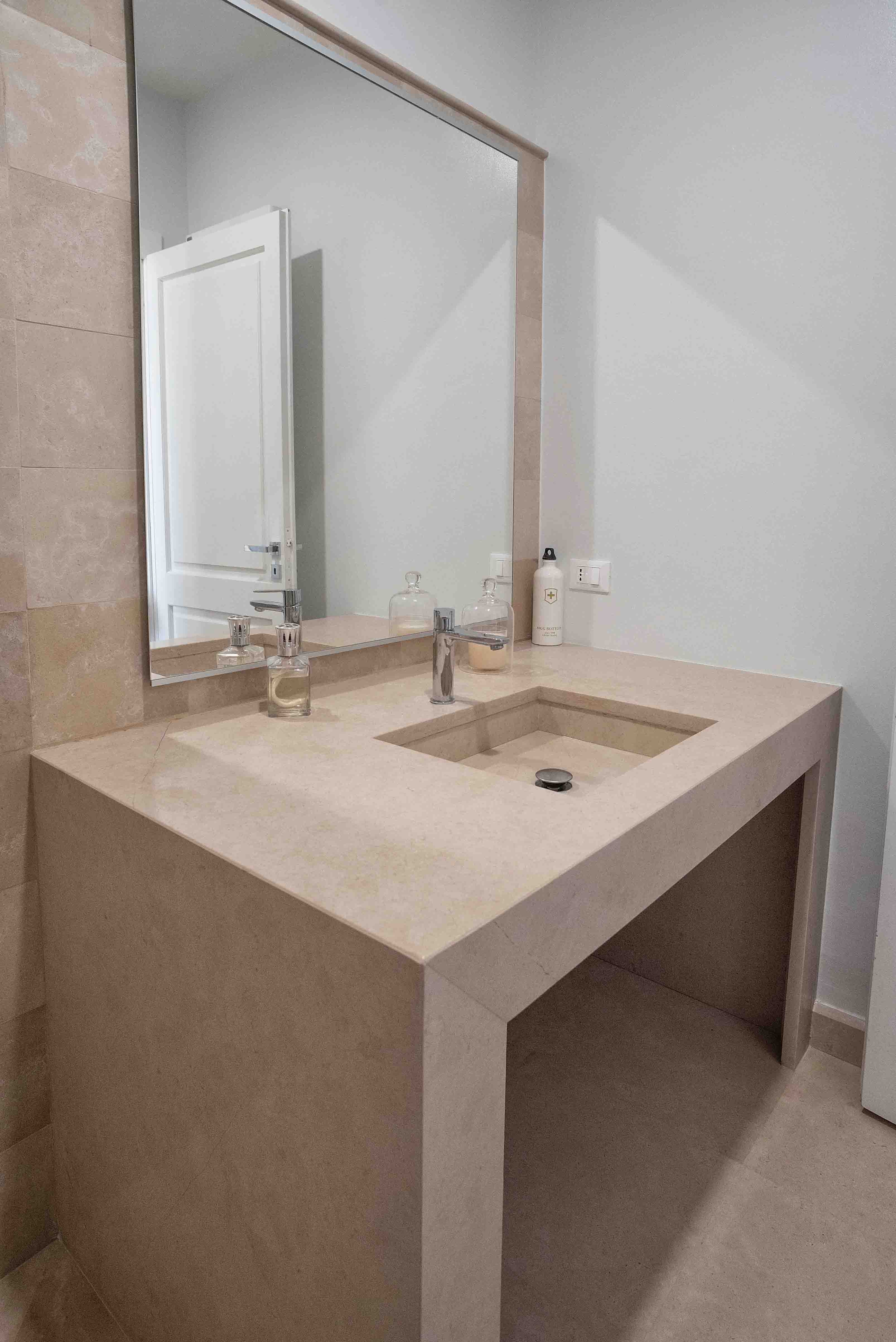 Bagno in marmo con lavabo su misura
