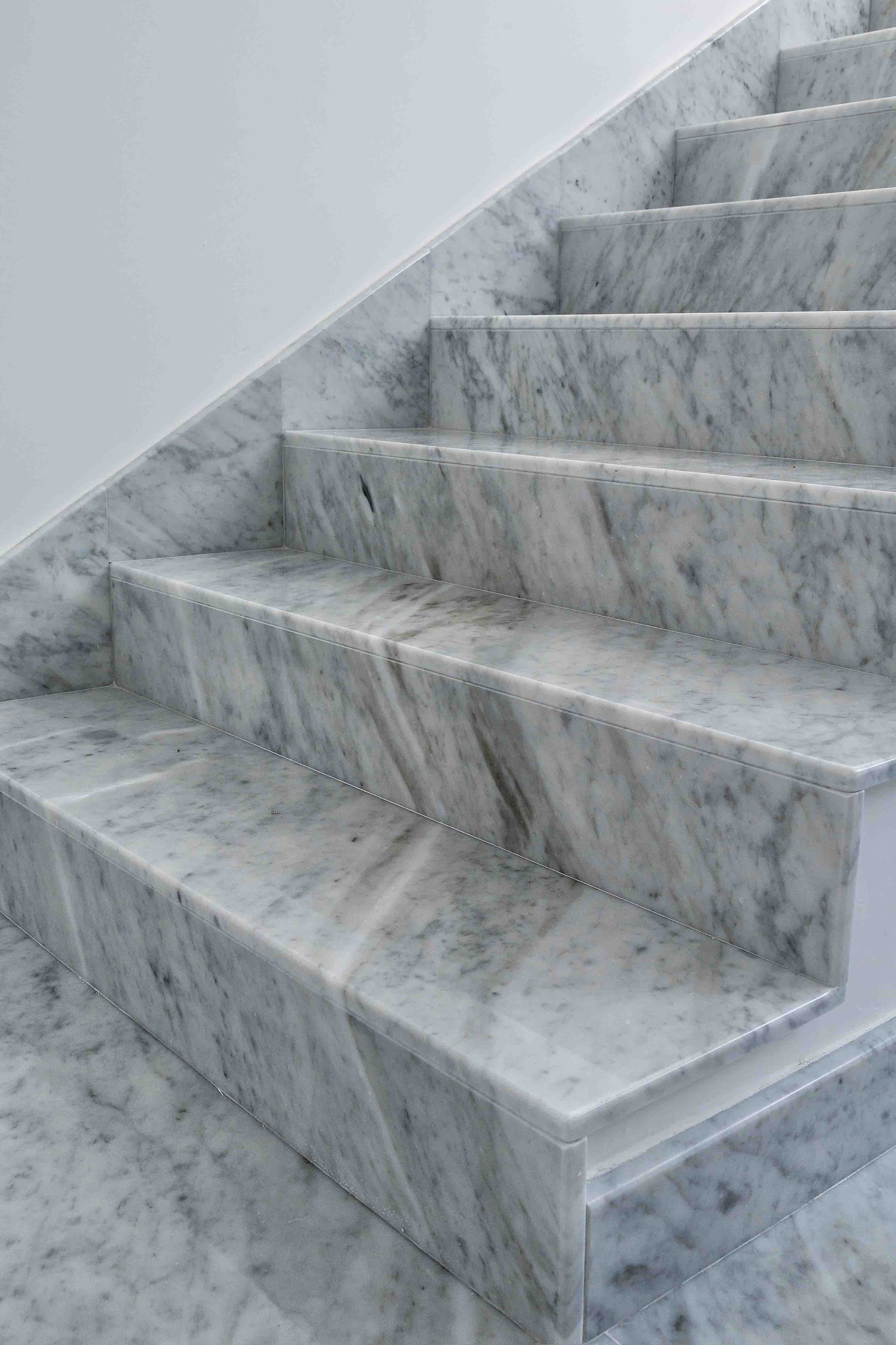Scala interna in marmo di Carrara